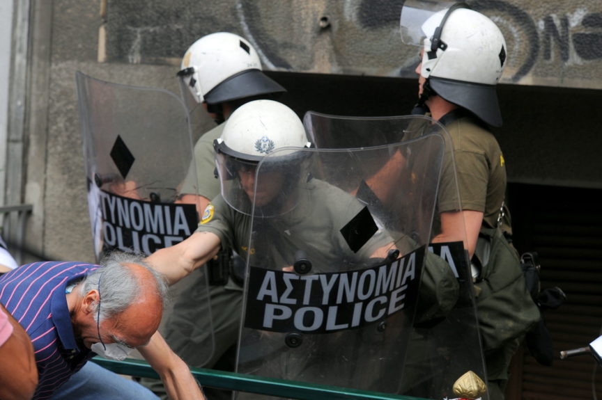 Police hit an old man in Athens