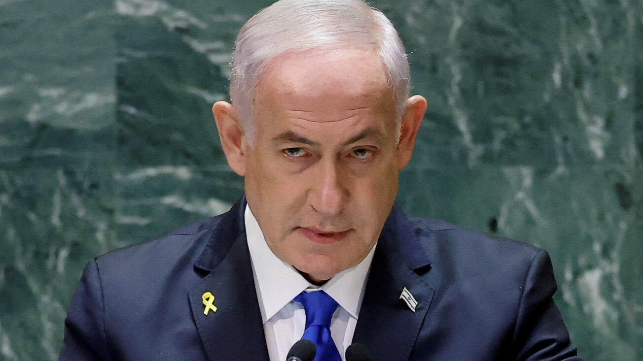 Benjamin Netanyahu speaks at podium