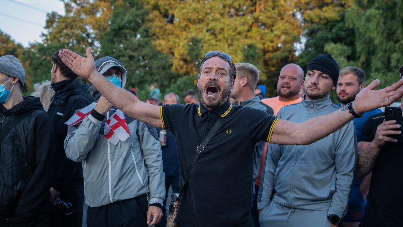 Anti-immigration protestors taunt asylum seekers inside Bell Hotel in Epping, behind a cordon of police. Lab Ky Mo/SOPA Images/Reuters Connect
