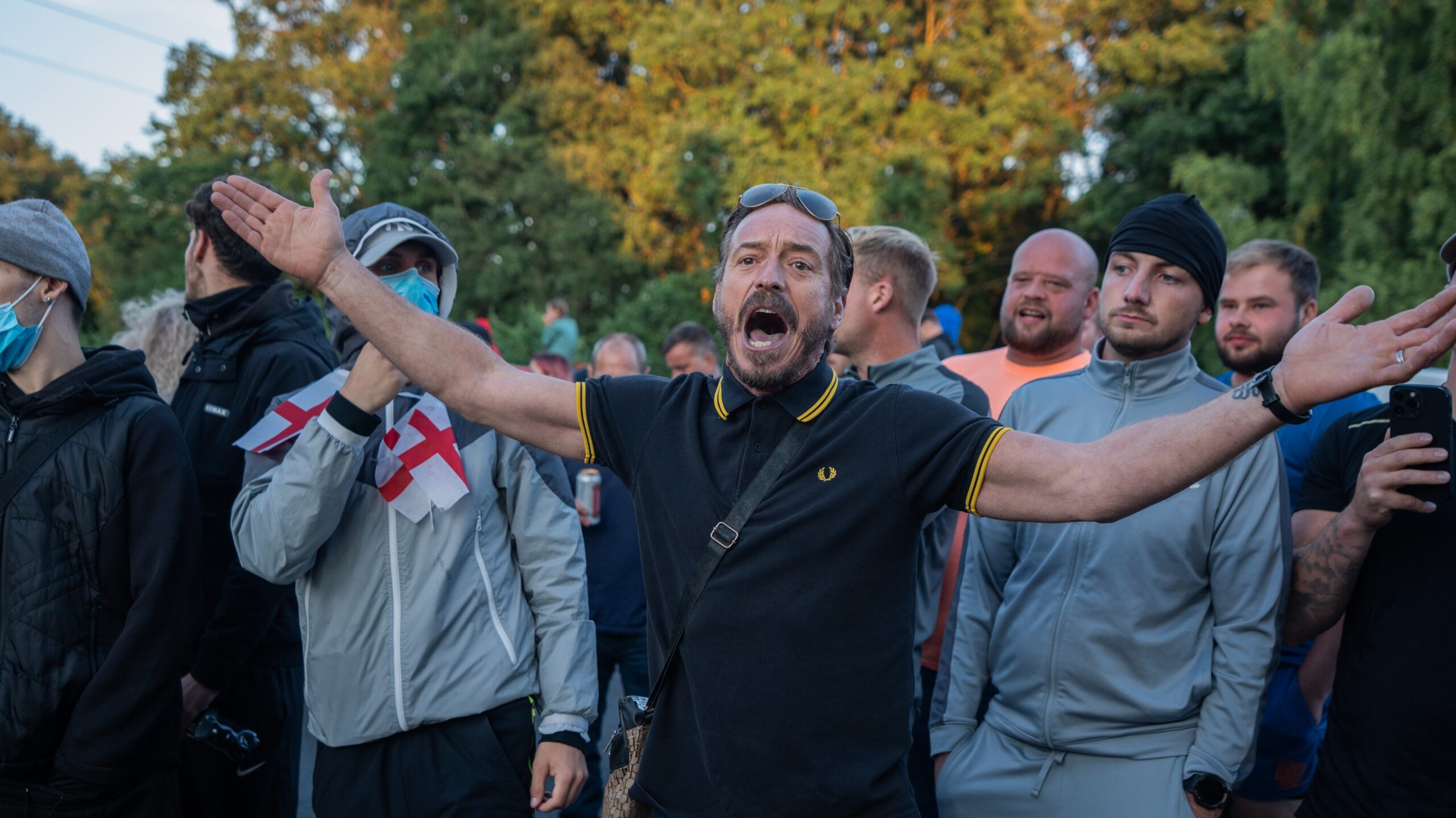 Anti-immigration protestors taunt asylum seekers inside Bell Hotel in Epping, behind a cordon of police. Lab Ky Mo/SOPA Images/Reuters Connect