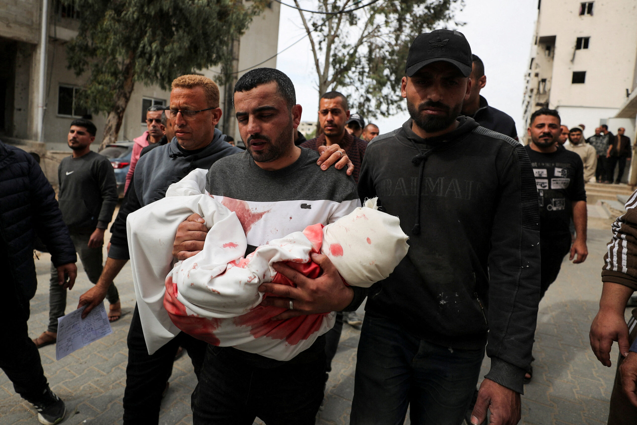 A father carries the body of his three‑year‑old child, Yahya Al‑Malahi, who was killed in an Israeli strike, according to medics, during his funeral in Gaza City, 14 April 2026. Reuters/Dawoud Abu Alkas