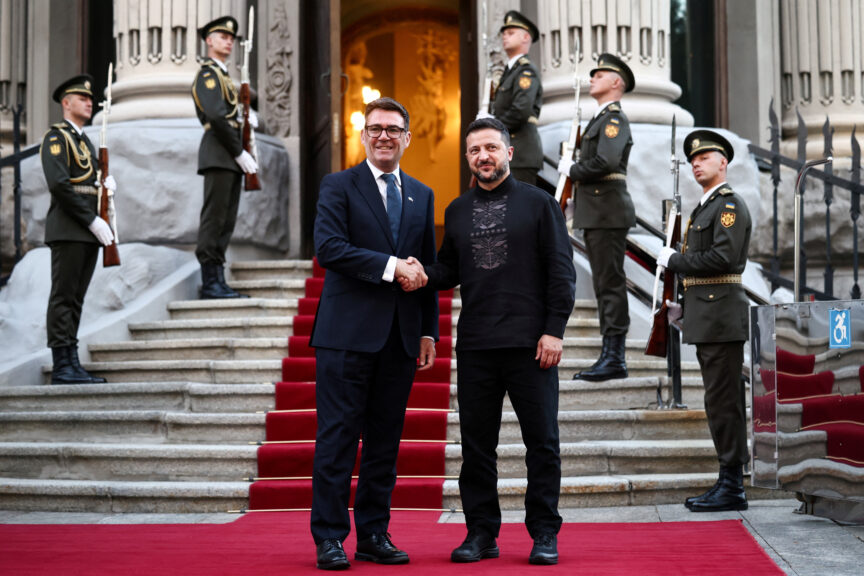 Andy Burnham shaking hands with Volodymyr Zelenskyy