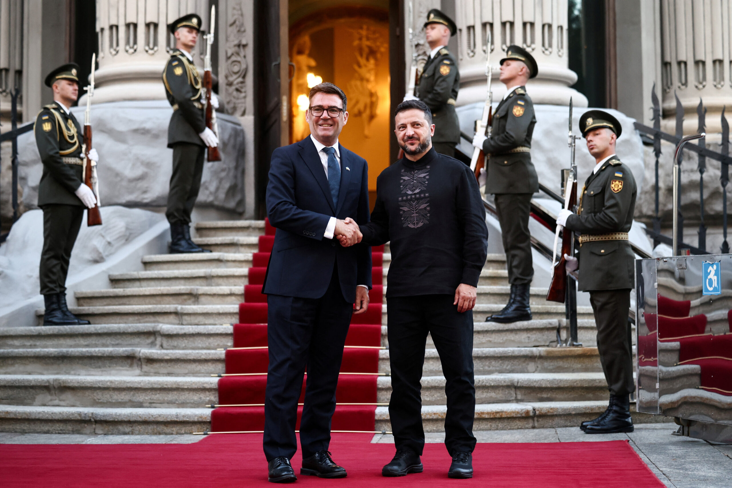 Andy Burnham shaking hands with Volodymyr Zelenskyy