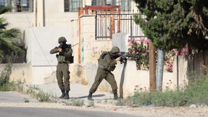 IDF soldiers holding guns