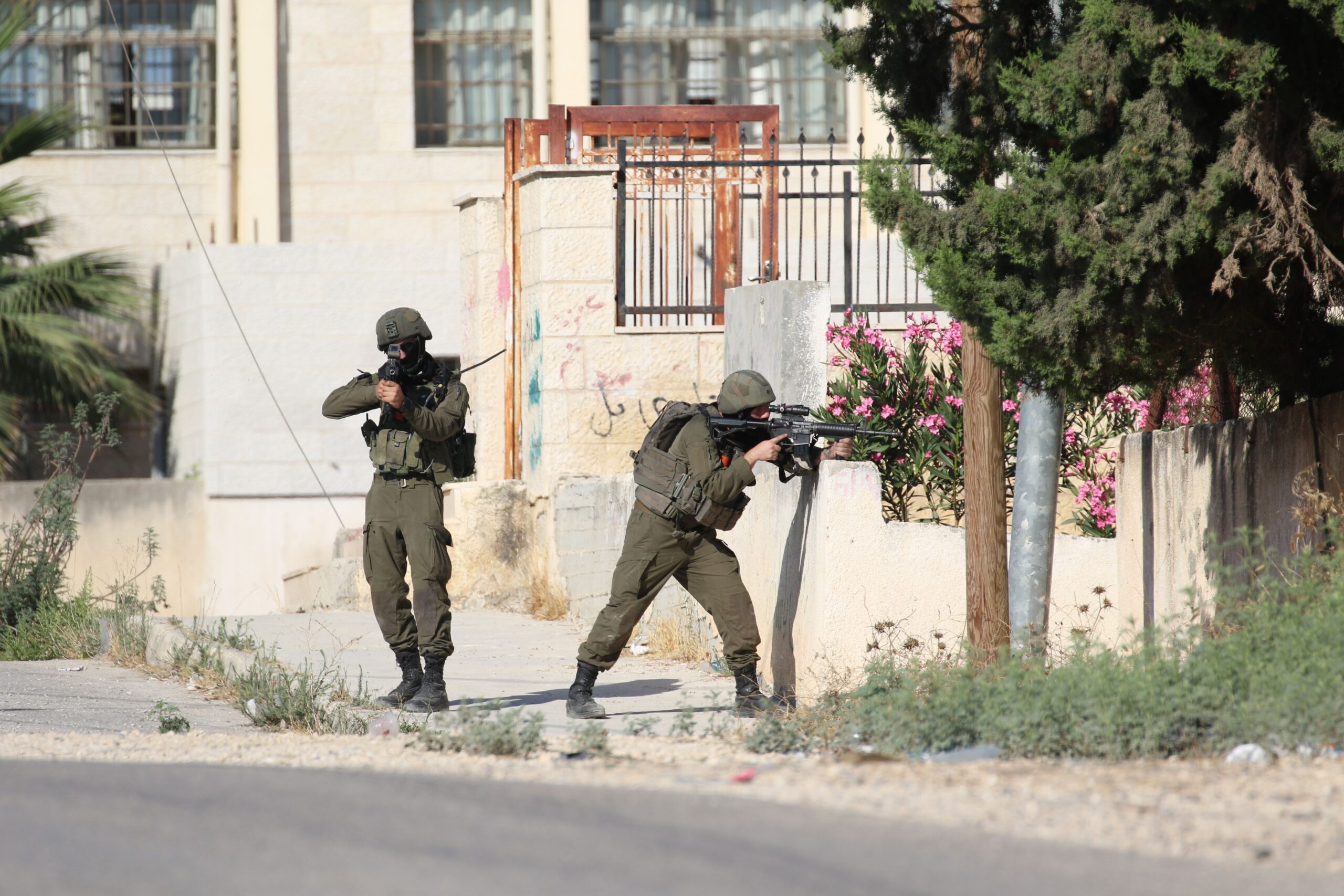 IDF soldiers holding guns